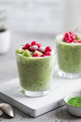 porridge avoine chia matcha au yaourt et fruits frais groseilles kiwi