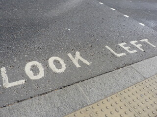 Route Londres regardez &agrave; gauche - Look Left