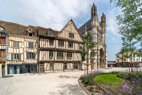 Westfassade der römisch-katholischen Pfarrkirche Notre-Dame mit angrenzenden Fachwerkhäusern in der Altstadt von Vernon in der Normandie