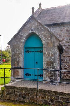 Seiteneingang einer alten Kirche in Cornwall 