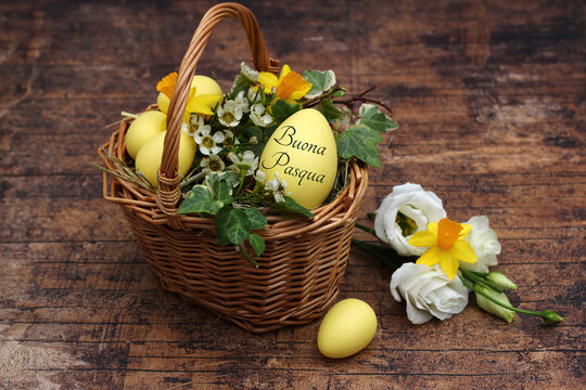 Biglietto d'auguri Buona Pasqua. Cesto pasquale decorativo con uova di Pasqua, fiori e il testo Buona Pasqua.