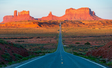 Entrance Road at Monument Valley Navajo Tribal Park - obrazy, fototapety, plakaty