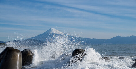 打ち寄せる波と富士山