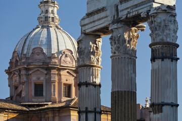 Fototapeta na wymiar Foro di Cesare; Forum des Caesars; Forum Romanum; korinthische Säulen; Santi Luca e Martina, Rom, Lazio, Italien