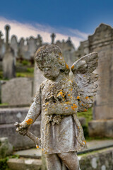 Kleiner verwitterter Engel auf einem Friedhof in St. Ives