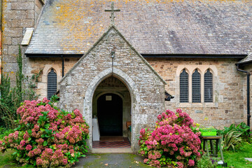 Eingang zur alten Kirche in Cornwall
