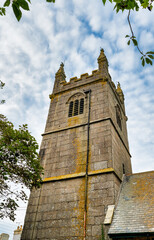 Alter Kirchturm in einem Dorf in Cornwall