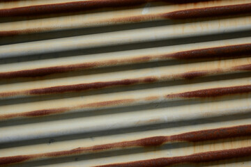 錆びたトタン板の壁