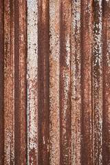 錆びたトタン板の壁
