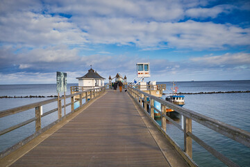 Touristen auf der Seebrücke Sellin an der Ostsee, Ostseebad Sellin auf der Insel Rügen,...