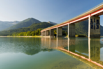 Brücke über den Sylvensteinstausee, Isarwinkel, Bayern, Deutschland