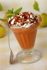 Cup with quince and cream..