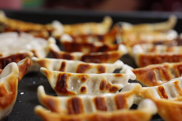 焼きたて餃子、ジューシーなミニ餃子、自宅で楽しむ餃子