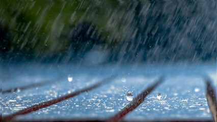ウッドデッキに激しく降る雨のイメージ