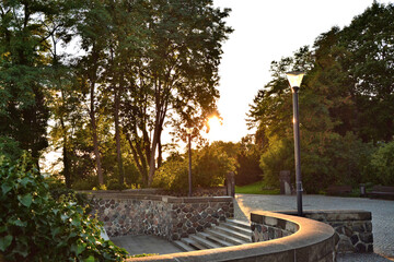 Park mit Baum, Treppe und Mauer