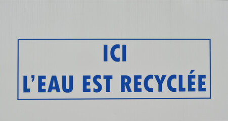 Panonceau informant que le site recycle l'eau utilisée.