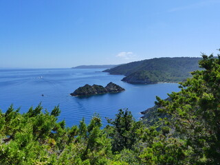 Paysage naturel au Parc national de Port-Cros avec mer et montagne