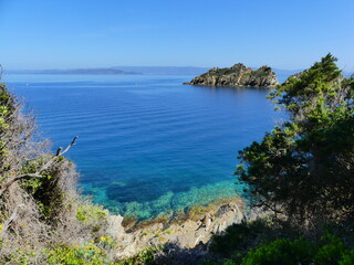 Paysage naturel au Parc national de Port-Cros avec mer et montagne