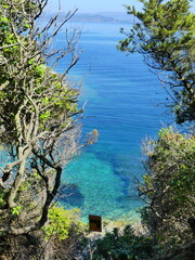 Paysage naturel au Parc national de Port-Cros avec mer et montagne