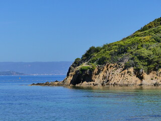 Fototapeta na wymiar Paysage naturel au Parc national de Port-Cros avec mer et montagne