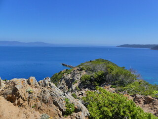 Paysage naturel au Parc national de Port-Cros avec mer et montagne