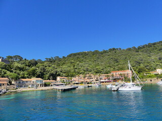 Fototapeta na wymiar Paysage naturel au Parc national de Port-Cros avec mer et bateaux