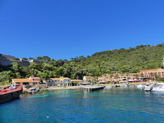 Fototapeta na wymiar Paysage naturel au Parc national de Port-Cros avec mer et bateaux