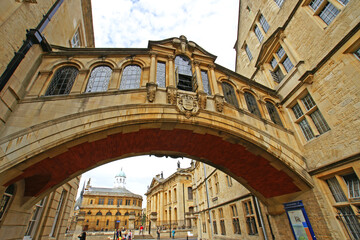 Fototapeta na wymiar The ancient Bridge of Sighs at the city of Oxford in England