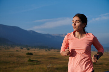 Obraz premium Determined Dawn: Confident and Motivated Athlete Embarks on Sunrise Run.