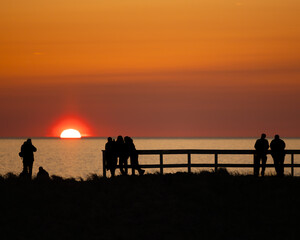 Coucher de soleil et touristes en silhouette, horizontal