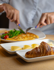 For breakfast at the restaurant, you can enjoy pancakes, porridge, croissants, and wine. The menu is filled with exquisite dishes, accompanied by worthy food photography.