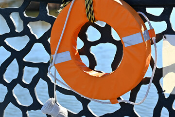 水辺の柵にかかった浮き輪