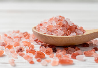 Fototapeta na wymiar Pink himalaya salt in wooden spoon
