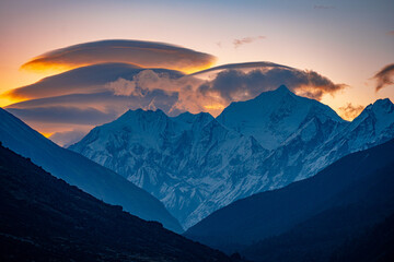 Obraz premium Lenticular Clouds at Dusk Over the Langtang Himalayas on the Trek from Lama Hotel to Mundu, Nepal