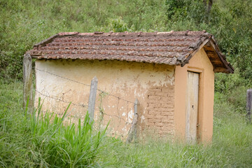 Casa de tijolo na fazenda com fundo isolado de natureza.