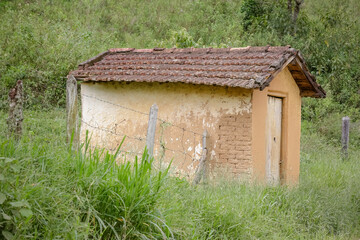 Casa de tijolo na fazenda com fundo isolado de natureza.