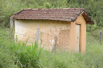 Casa de tijolo na fazenda com fundo isolado de natureza.