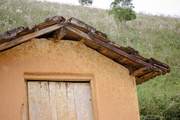 Casa de tijolo na fazenda com fundo isolado de natureza.