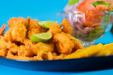 Camarón y calamar apanado con pico de gallo y patacones