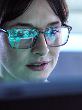 AI Engineering, Female STEM engineer using artificial intelligence to design micro electronics in the lab.