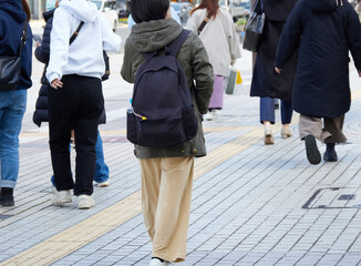 Obraz premium 冬の昼の名古屋の繁華街で歩く若い女性たちの姿