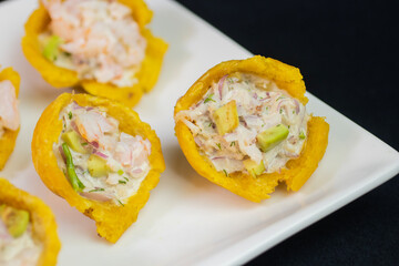 Canastas de plátano rellenas con ensalada de camarón y aguacate