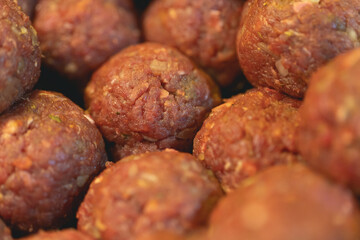 Almôndegas de carne bovina cruas em fotografia close-up. ( Meatballs ).