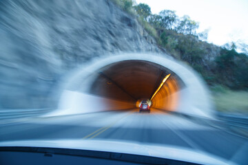 Entrando a tunel subterráneo, en alta velocidad. Vista desde un automóvil o motocicleta de dia.