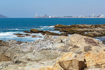 Playa soleada con piedras y olas rompiendose en las rocas. Mazatlan, Sinaloa. Océano Pacífico
