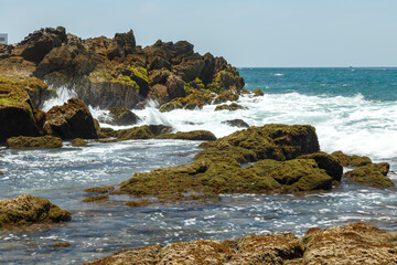 Playa soleada con piedras y olas rompiendose en las rocas. Mazatlan, Sinaloa. Océano Pacífico