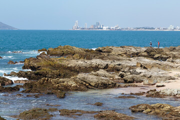 Playa soleada con piedras y olas rompiendose en las rocas. Mazatlan, Sinaloa. Oc&eacute;ano Pac&iacute;fico
