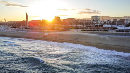 La plage de barcelone au coucher de soleil