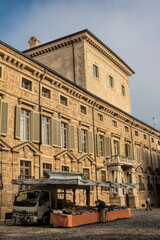 mantua, italien - palazzo canossa an der gleichnamigen piazza - 757275423
