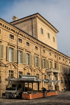 mantua, italien - palazzo canossa an der gleichnamigen piazza